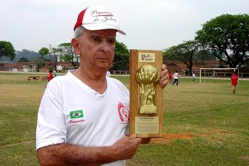 José Guimarães Júnior de 82 anos criou escola de futebol gratuita para crianças e adolescentes, na ativa desde 1970 / Foto: Divulgação